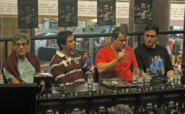 parte dos dubladores de 'Injustice' participou de evento de lançamento em São Paulo. Da esquerda para a direita da foto estão  Ettori Zuin (Batman), Philippe Maia (Lanterna Verde), Manolo Rey (Asa Noturna) e Guilherme Briggs (Superman) (Foto: Gustavo Petró/G1)