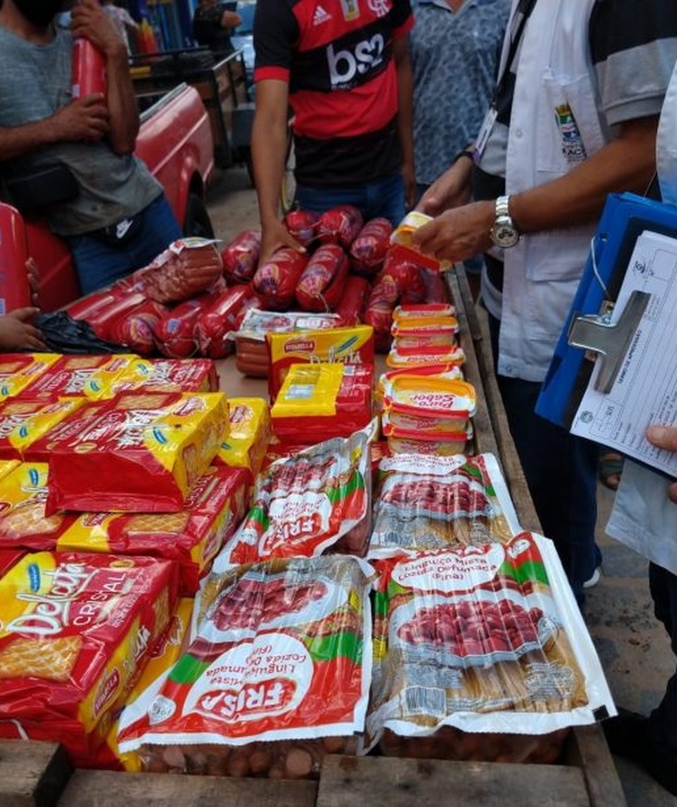 Produtos com data de validade vencida eram vendidos na Feirinha do Tabuleiro, em Maceió — Foto: Vigilância Sanitária de Maceió