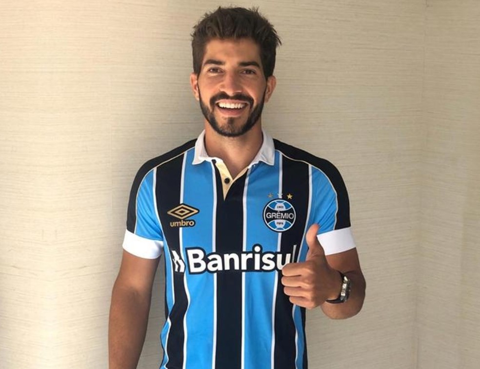 Lucas Silva já posou com a camisa do Grêmio — Foto: Divulgação / Grêmio
