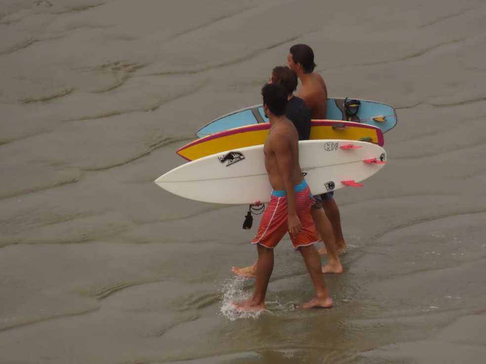 Surfistas ficam próximos mesmo com orientação — Foto: Sérgio Furtado/Arquivo Pessoal