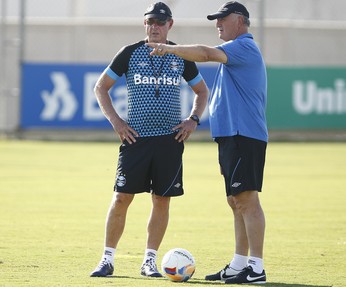 Grêmio fecha treino, e Giuliano se mantém como dúvida para semifinal
