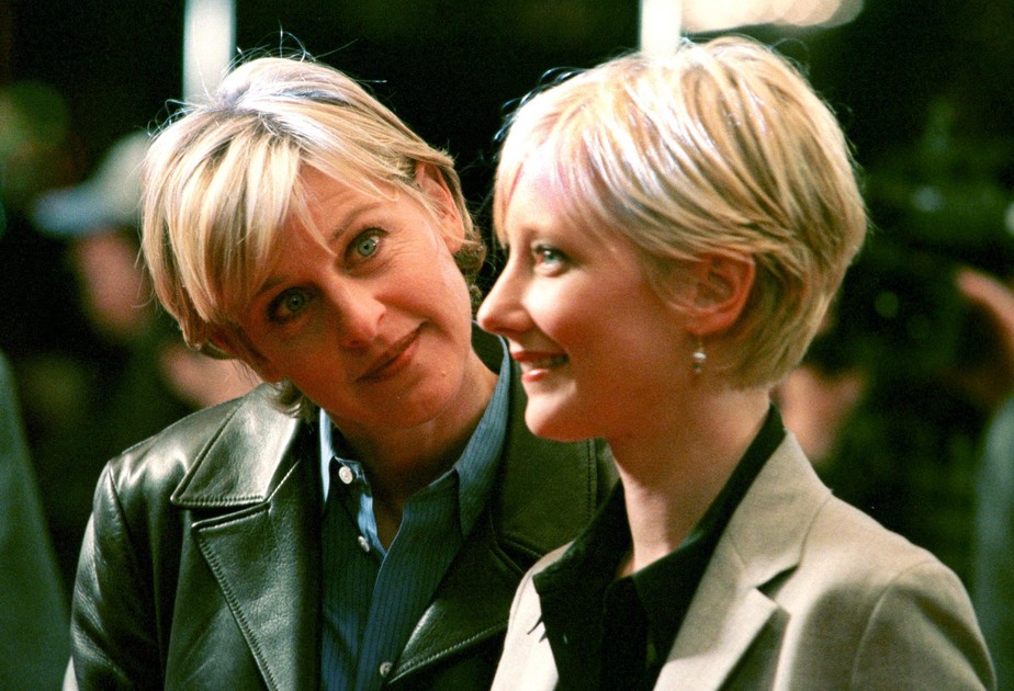 Anne Heche com a então namorada, Ellen DeGeneres, em 1998