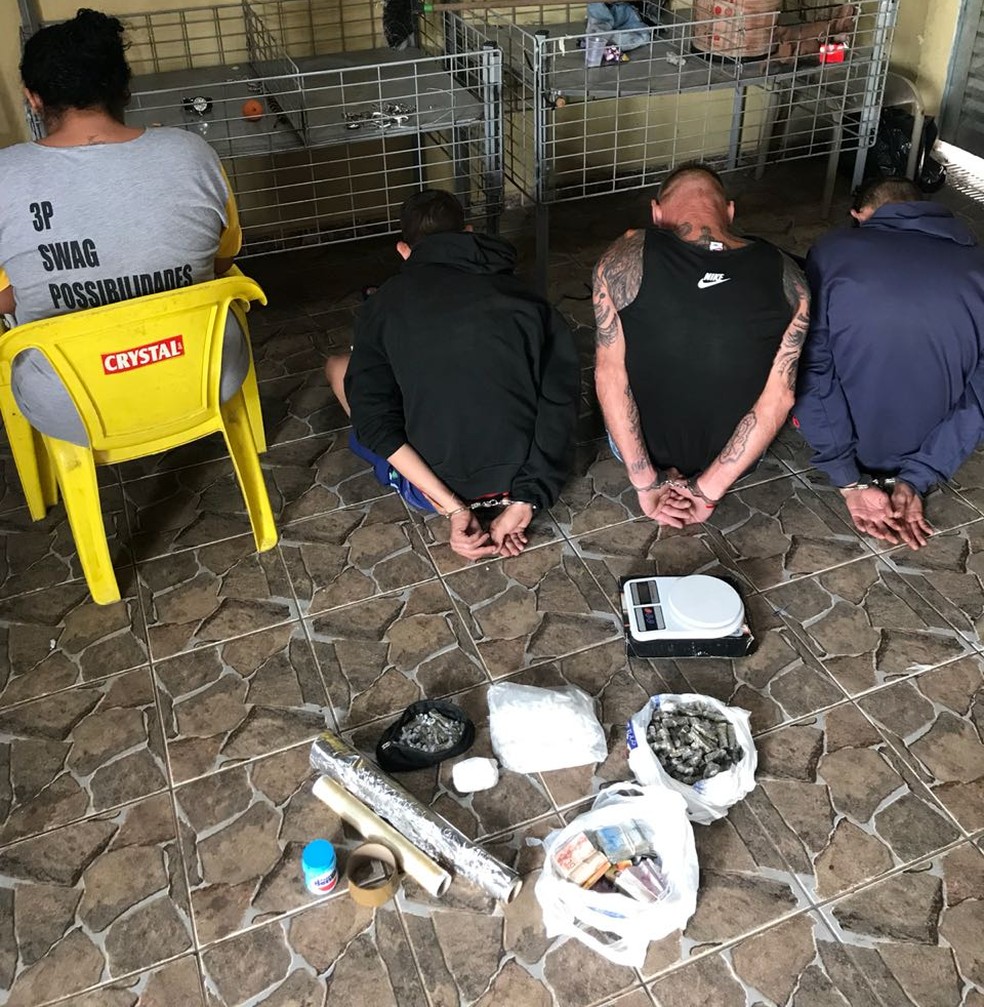 Polícia Civil prendeu proprietário do bar, dois homens e uma mulher em Piracicaba (Foto: Dise Piracicaba)