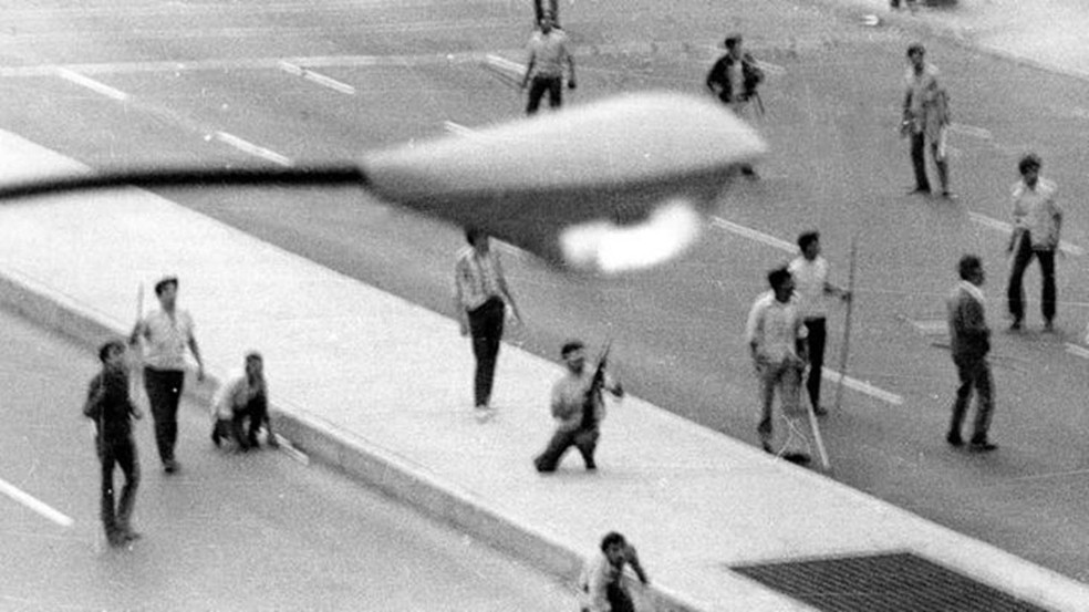 Alguns relatos indicam que cerca de cem jovens morreram naquele dia, mas a documentação mostra que foram aproximadamente trinta — Foto: PACO IGNACIO TAIBO II/LA JORNADA
