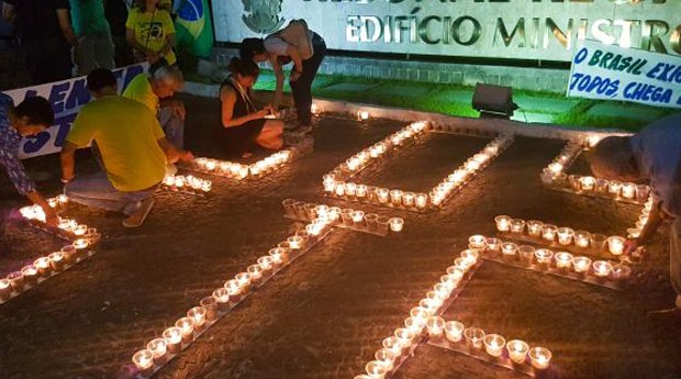 Em Recife, manifestantes do Vem Pra Rua acenderam velas (Foto: Divulgação)