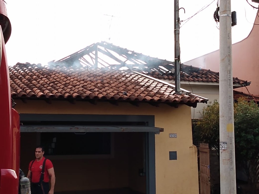 Incêndio atinge casas na zona oeste de Ribeirão Preto, SP — Foto: Michelle Souza / CBN Ribeirão