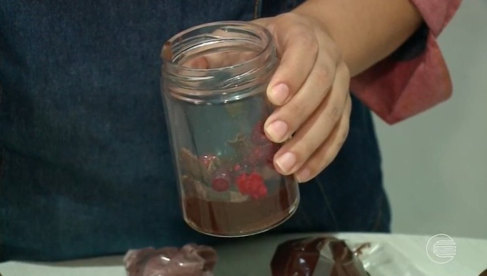 Aprenda uma receita de 'ovo no pote' de chocolate para a Páscoa — Foto: Reprodução