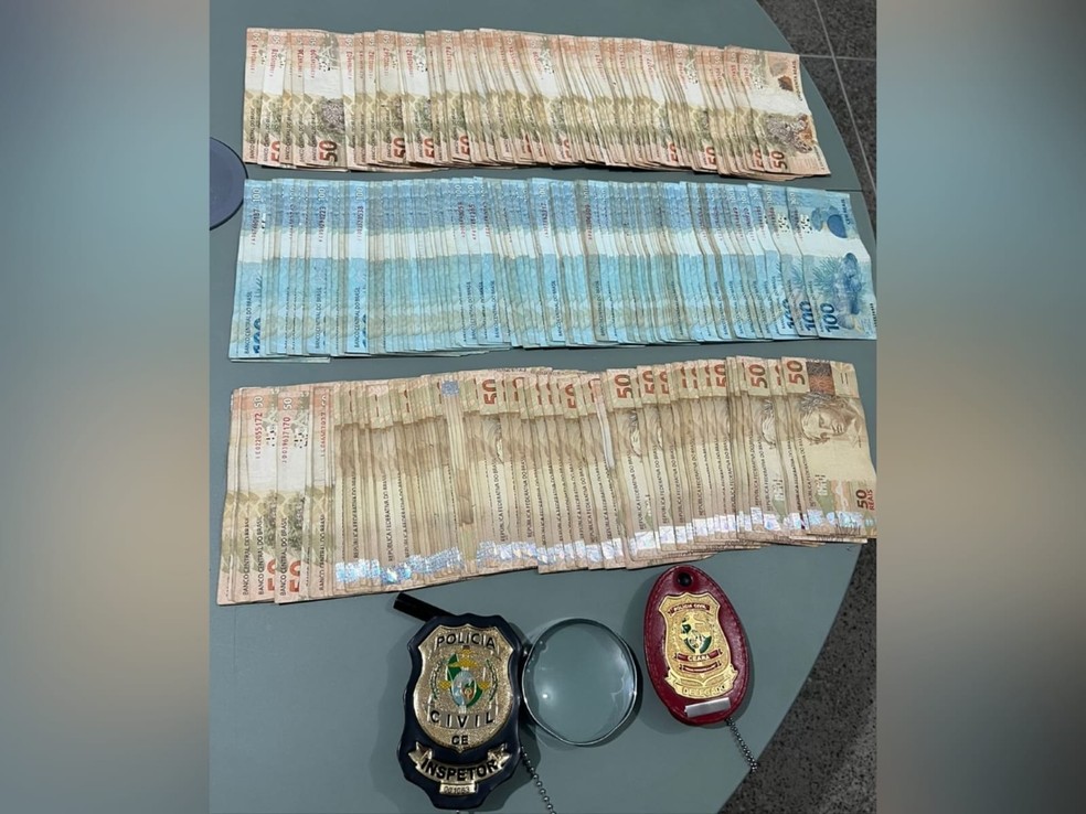 Polícia apreendeu cerca de R$ 20 mil com o casal suspeito de extorquir dinheiro de empresária em Fortaleza. — Foto: Polícia Civil/ Divulgação