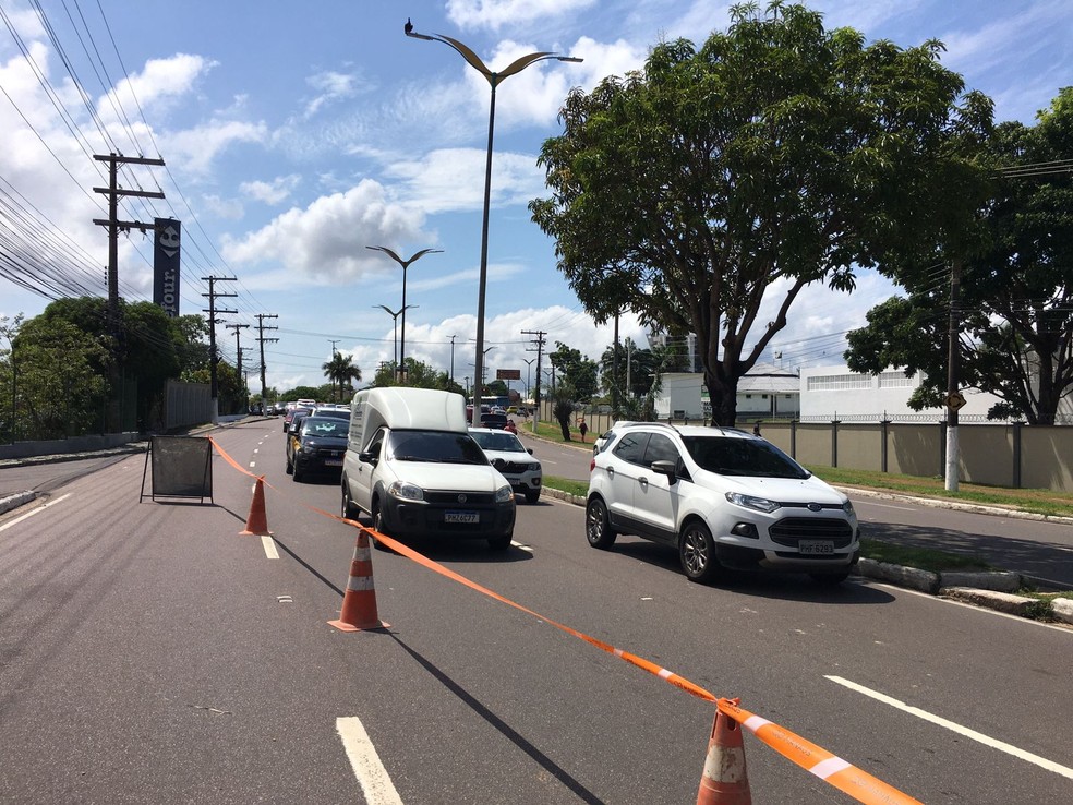 Trânsito ficou prejudicado após rompimento de tubulação em Manaus — Foto: Amanda Bulcão/Rede Amazônica