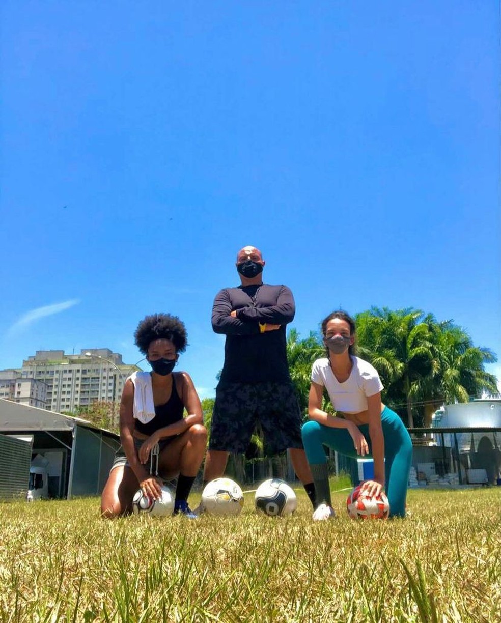 Camila Rocha e Agnes Brichta treinam futebol com o ex-jogador Jamir Gomes - 'Quanto Mais Vida, Melhor!' — Foto: Divulgação