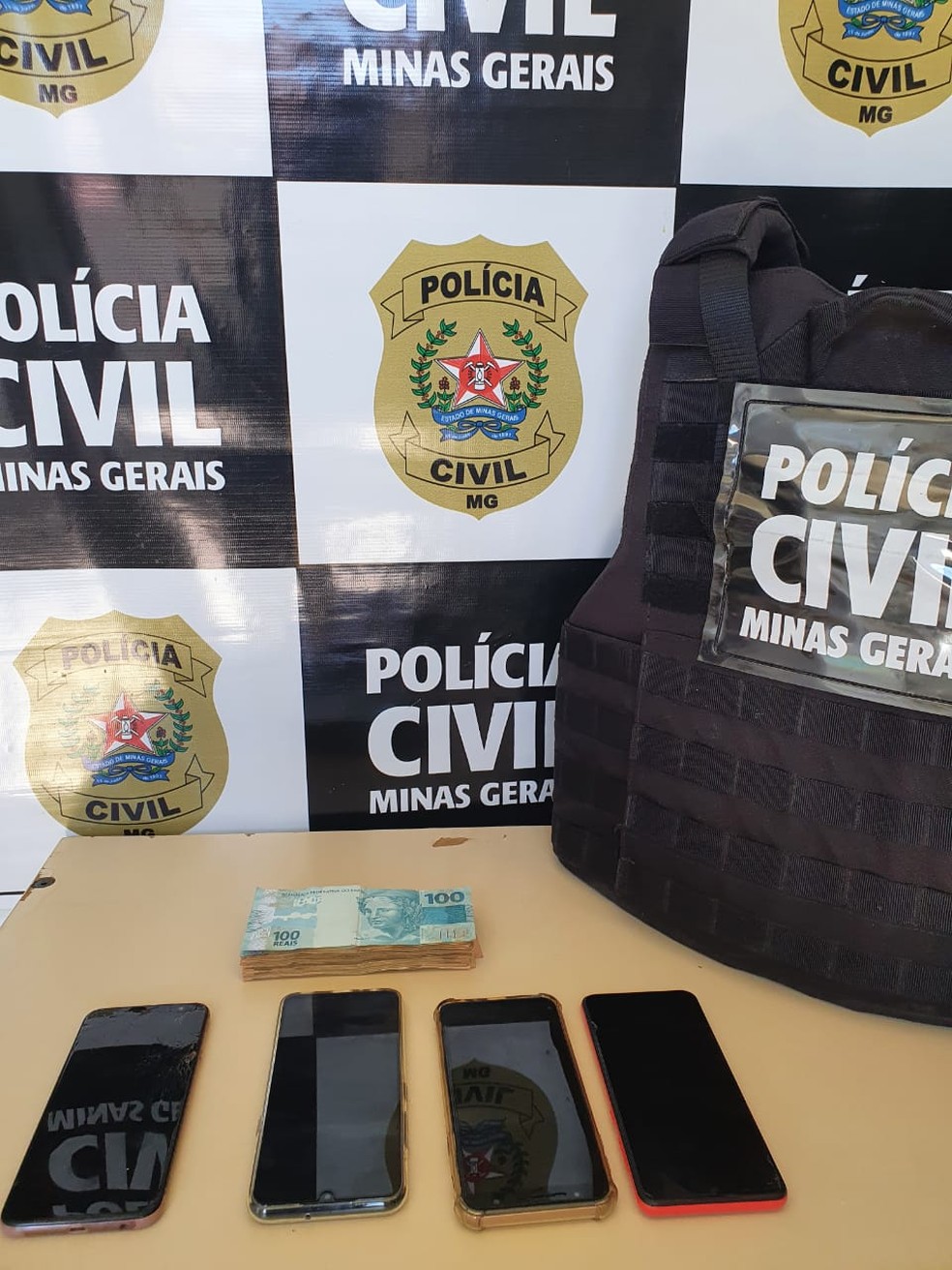 Dinheiro e celulares apreendidos pelos policiais — Foto: Polícia Civil