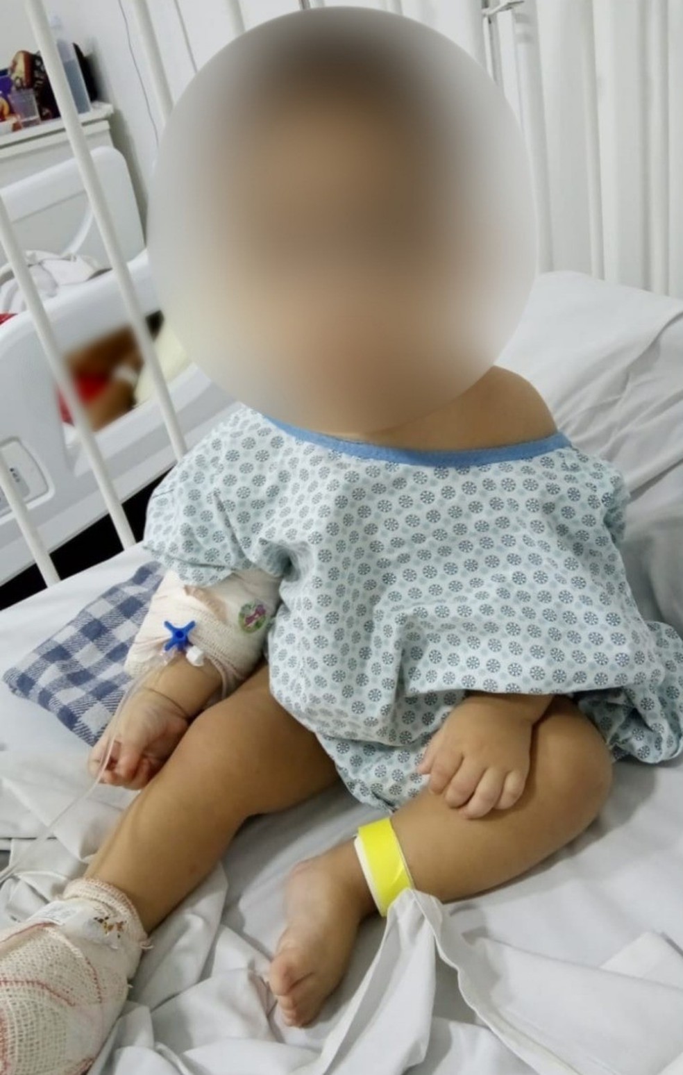 Bebê de 1 ano tem dois dedos dilacerados após extintor de incêndio cair em cima do pé dele dentro de creche em Santos, SP — Foto: Arquivo Pessoal