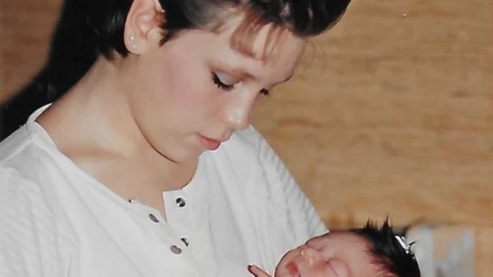 Vídeo: momento emocionante em que mulher reencontra mãe biológica, depois de 34 anos
