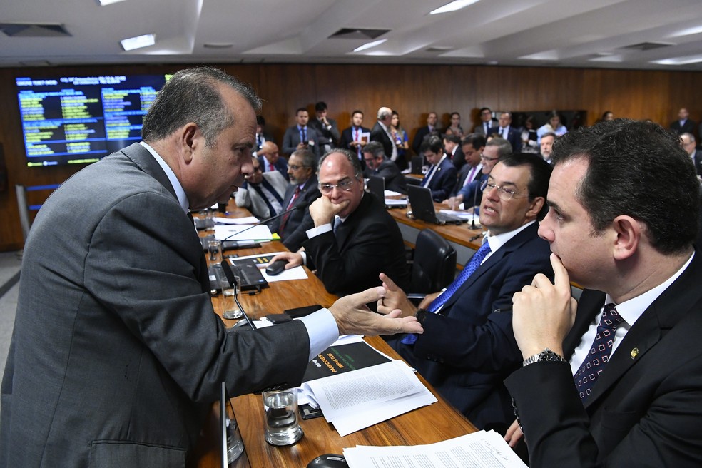 O secretário especial de Previdência e Trabalho, Rogério Marinho, conversa com senadores durante a sessão da CCJ do Senado nesta terça (1º)  — Foto: Geraldo Magela/Agência Senado