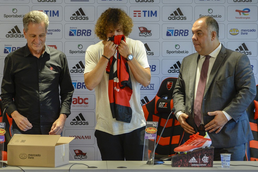 David Luiz beija a camisa do Flamengo em apresenta&ccedil;&atilde;o &mdash; Foto: Marcelo Cortes / CRF