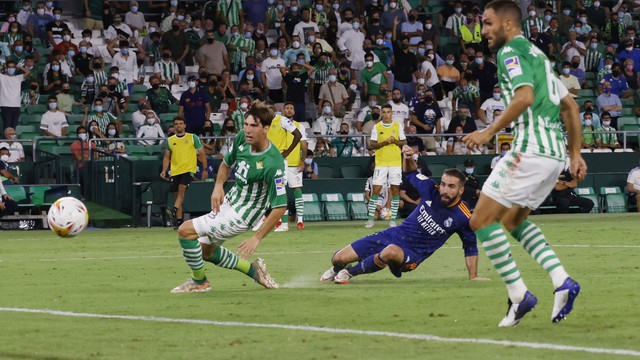 Carvajal cai após bater de primeira e marcar o gol da vitória do Real Madrid sobre o Betis