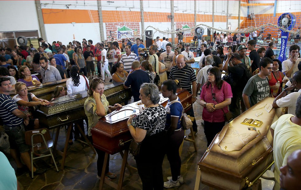 Velório de vítimas de incêndio no Centro Desportivo Municipal de Santa Maria — Foto: AFP