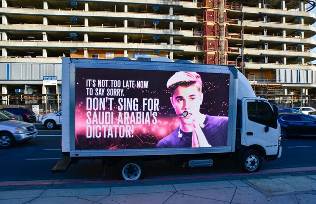 LOS ANGELES, CALIFORNIA - NOVEMBER 21: Mobile billboards urging Justin Bieber to cancel his upcoming concert in Saudi Arabia near the Microsoft Theater on November 21, 2021 in Los Angeles, California. (Photo by Jerod Harris/Getty Images for Human Rights F (Foto: Getty Images for Human Rights Fo)