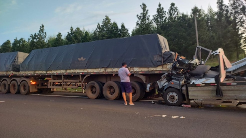 Motorista é resgatado das ferragens após colisão traseira entre caminhões em rodovia de Bauru — Foto: César Evaristo/TV TEM