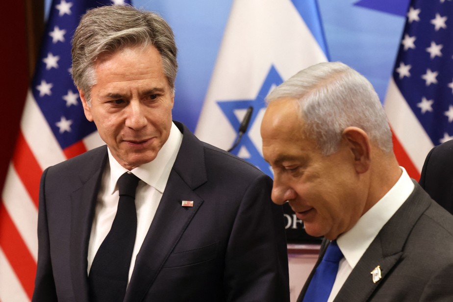 O secretário de Estado dos EUA, Antony Blinken (à esquerda), e o primeiro-ministro de Israel, Benjamin Netanyahu (à direita), em coletiva de imprensa em Jerusalém nesta segunda-feira