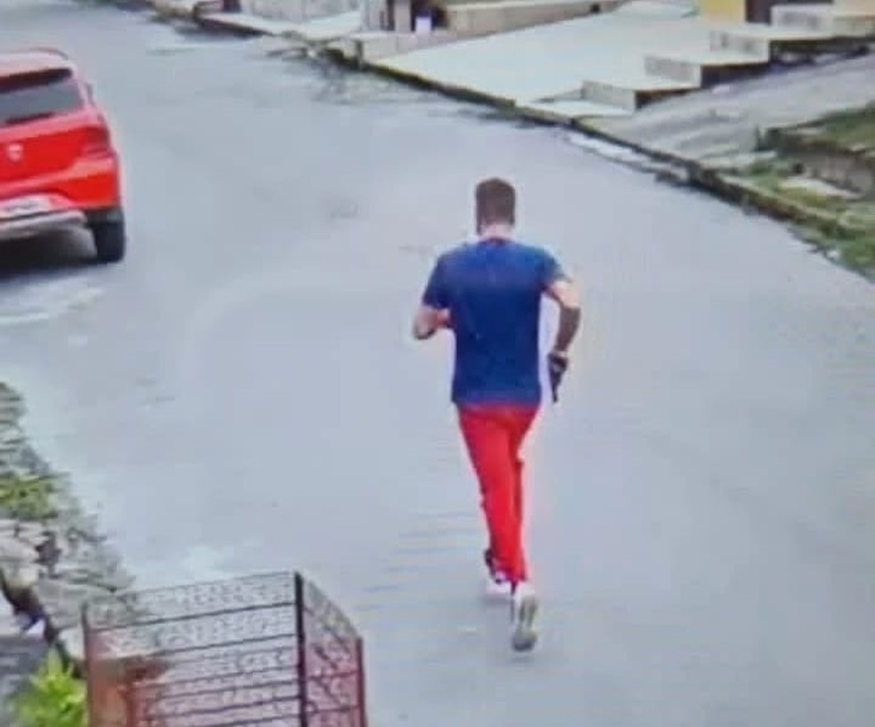 Vídeo de câmeras de segurança flagrou a ação dos assassinos de sargento, em Manaus — Foto: Reprodução