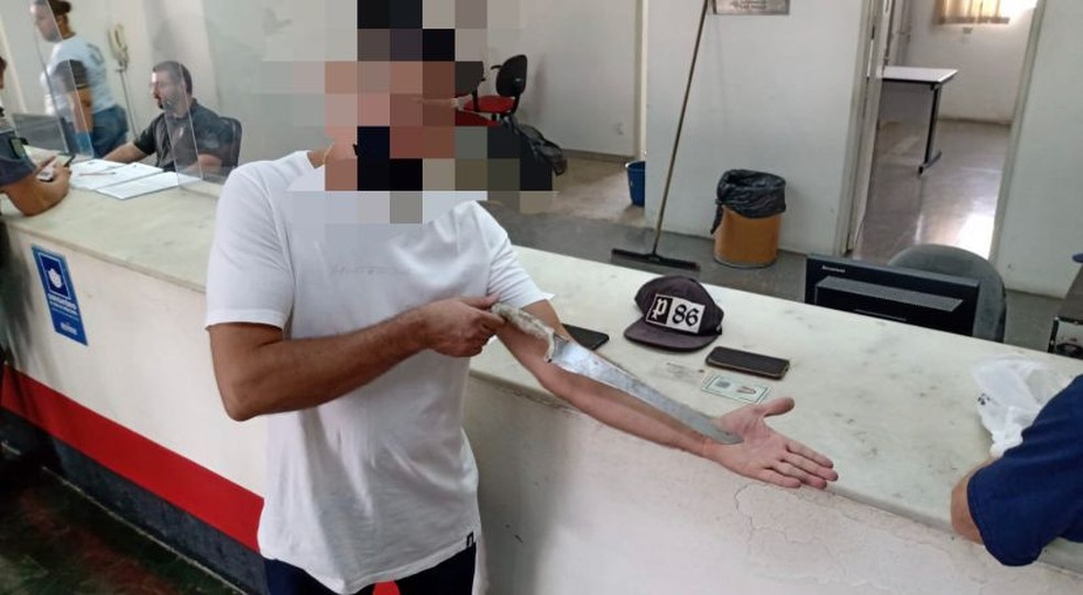 Suspeito utilizava facão para assalto em ponto de ônibus em Campinas (SP) — Foto: Guarda Municipal de Campinas/Divulgação