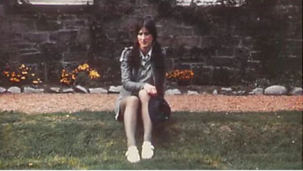Jenny Pearson adolescente, no quintal da Mackenzie House, na Academia de Edimburgo.  — Foto: Arquivo pessoal via BBC
