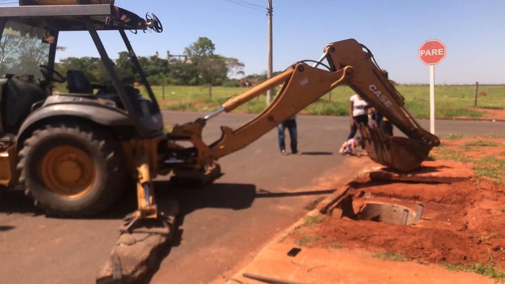 Trator de morador foi utilizado para o resgate.  — Foto: Reprodução