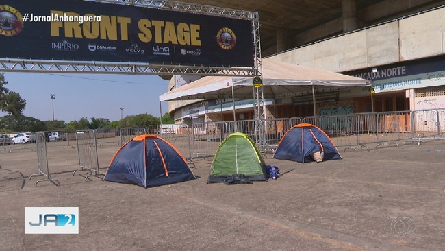 Fs de Guns N Roses acampam na porta do Estdio Serra Dourada um dia antes do show