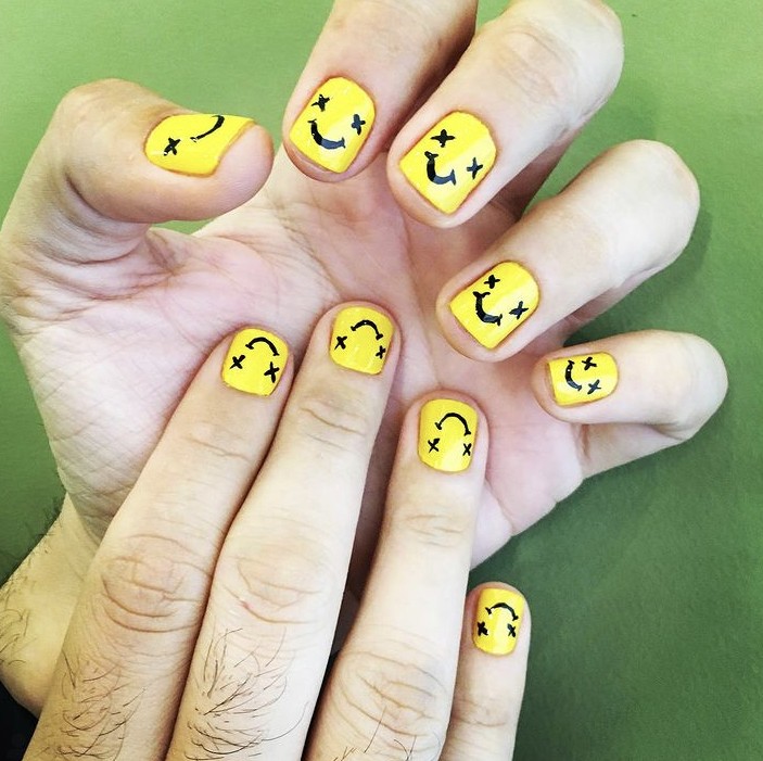 Emoji está em alta para destacar as unhas (Foto: Salão C.kamura)