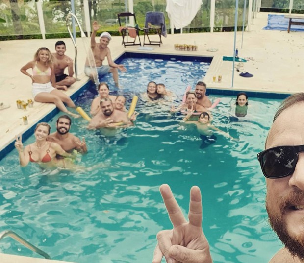 Grazi Massafera e Caio Castro passam o domingo curtindo piscina com amigos (Foto: Reprodução / Instagram)