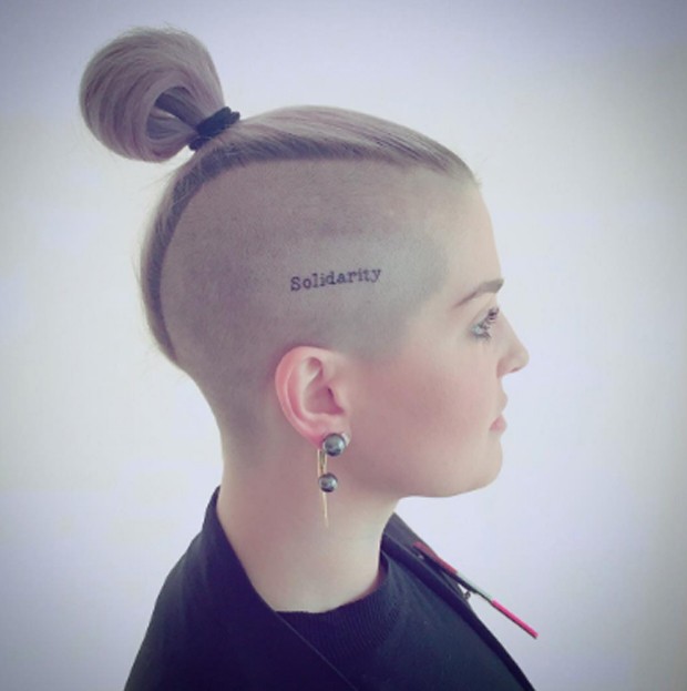 Kelly Osbourne efz tatuagem em homenagem ás vítimas de Orlando (Foto: Reprodução/Instagram)