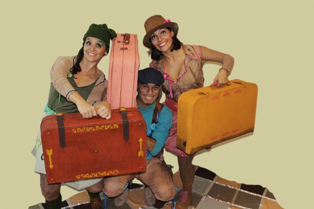 Grupo usa malas para levar material de trabalho (Foto: Divulgação)