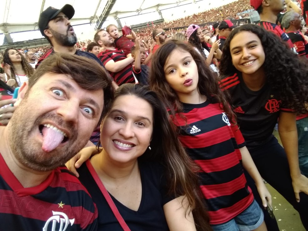 Família rubro-negra: Eguimar ao lado da esposa e das filhas no Maracanã — Foto: Arquivo Pessoal