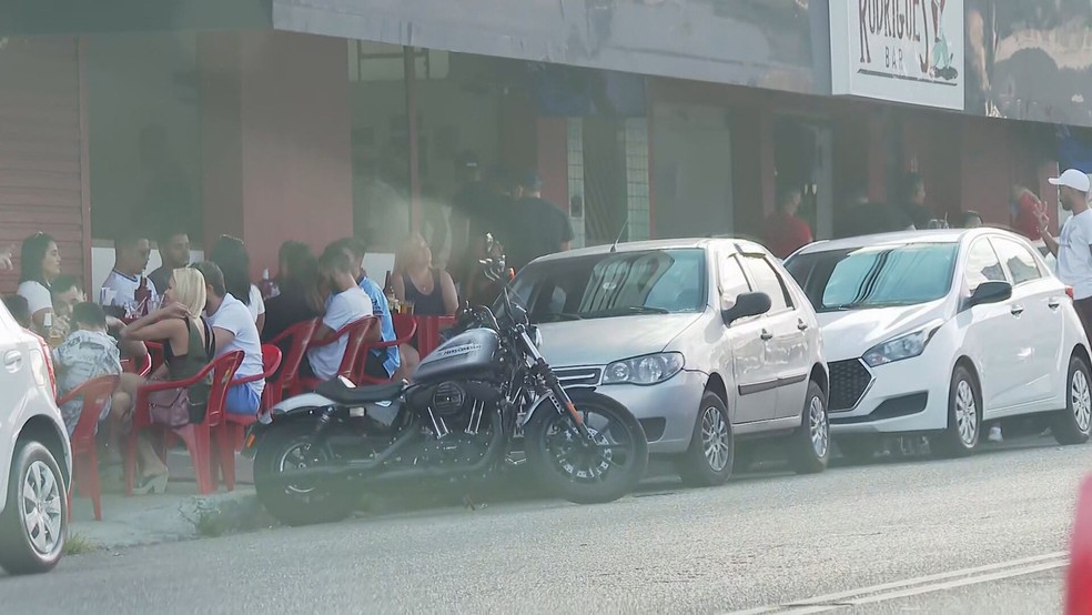 Bar fica cheio em Contagem, na Grande BH, neste sábado (17) — Foto: Reprodução TV Globo