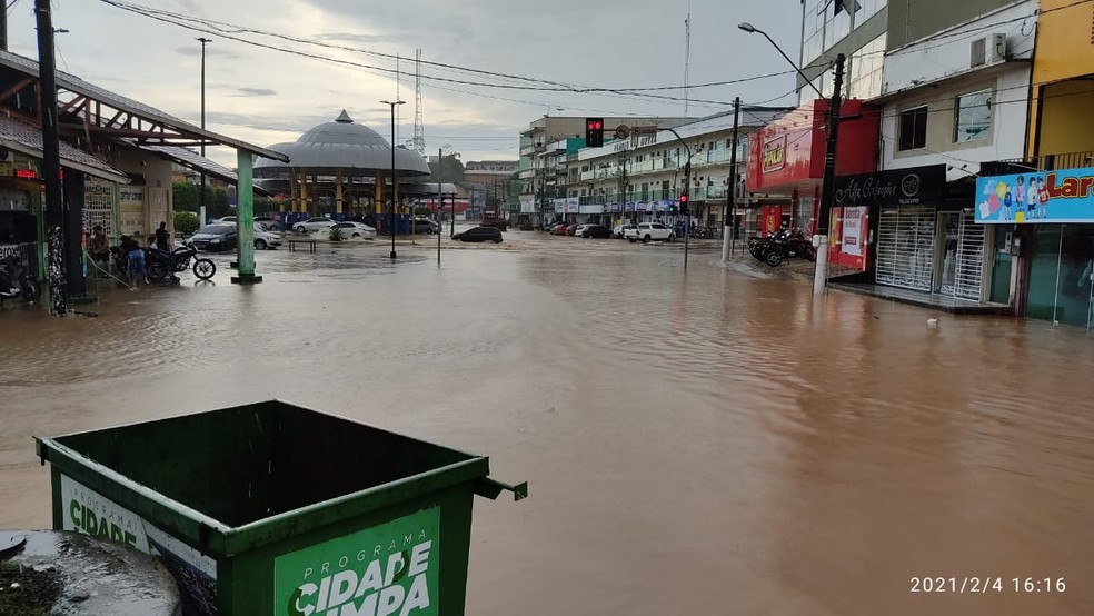 Centro de Cruzeiro do Sul ficou alagado com a água da chuva — Foto: Glédisson Albano/Rede Amazônica Acre