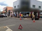 Carro invade loja de roupas e deixa duas pessoas feridas em Goiânia