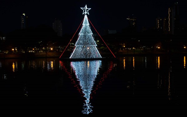 Decoração de Natal em Goiânia tem árvore gigante de garrafa pet, bolas 3D,  túnel de luzes e casa do Papai Noel | Goiás | G1