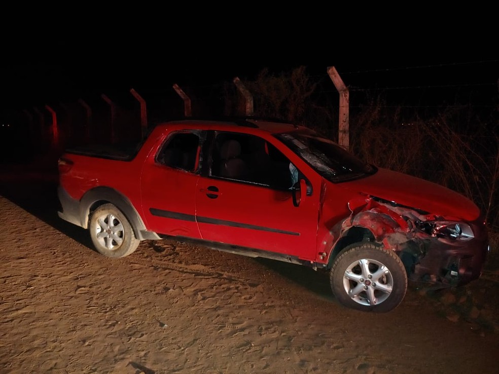 Frente de veículo ficou destruída após colisão em Craíbas — Foto: Divulgação/PM-AL