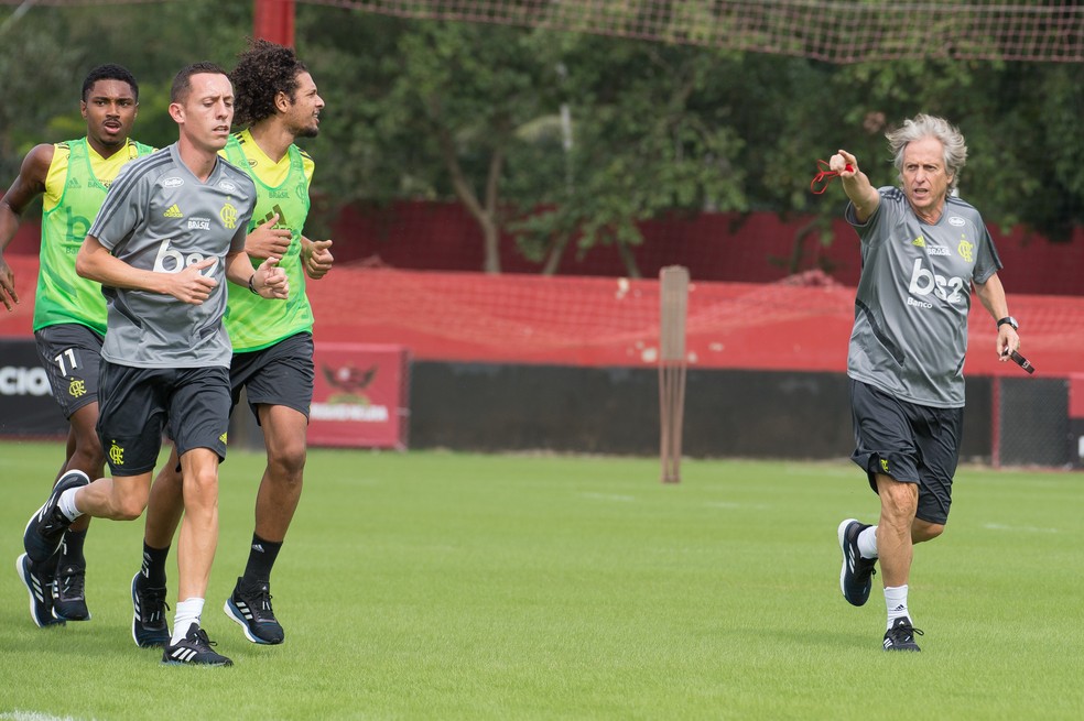 Jorge Jesus corre com os jogadores e cobra muito em campo. Estilo enérgico não se restringe ao campo e bola — Foto: Alexandre Vidal / Flamengo