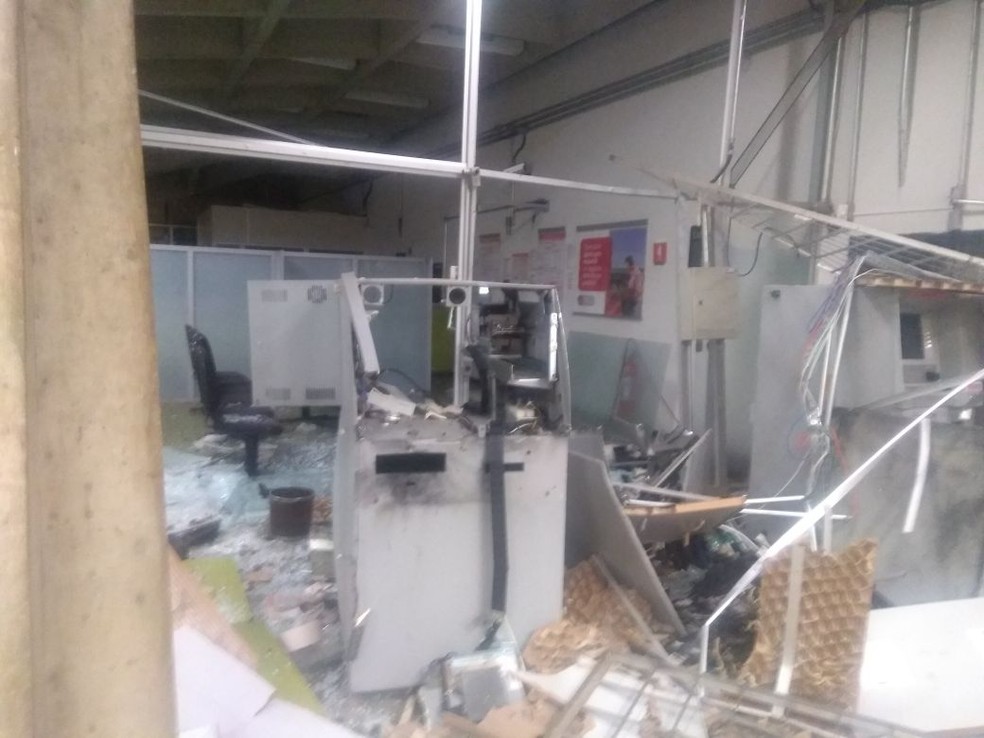 Interior dos bancos ficaram destru&iacute;dos com a explos&atilde;o (Foto: Pol&iacute;cia Civil/Dois C&oacute;rregos)