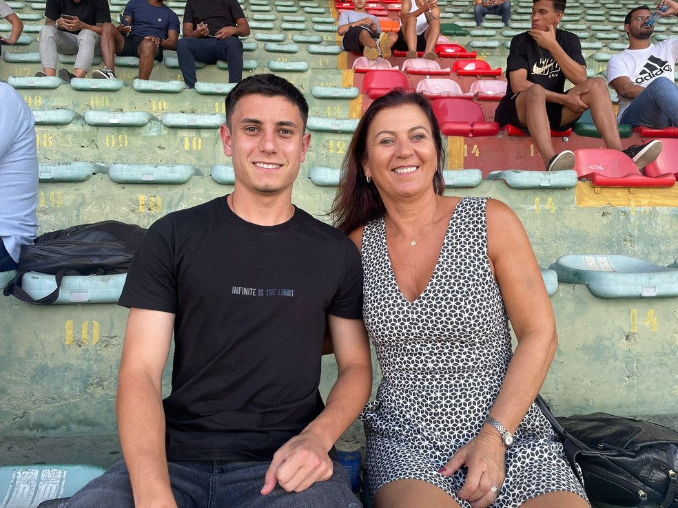 Reforço do Corinthians, João Vinícius se emociona com acerto e ganha elogios de ex-goleiro