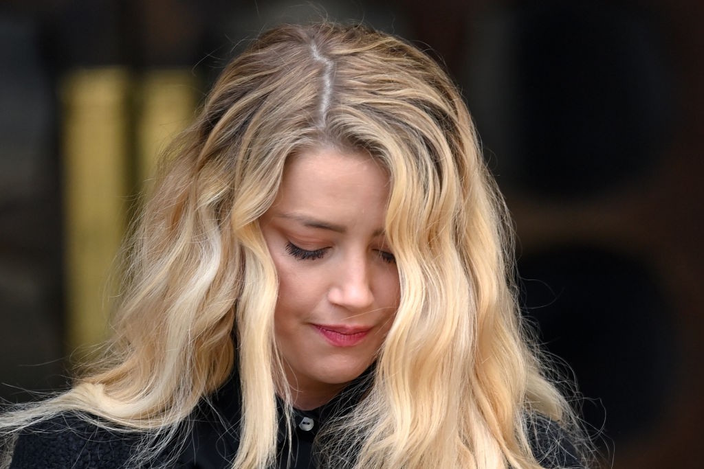 LONDON, ENGLAND - JULY 28: Amber Heard gives a statement after the libel case at the Royal Courts of Justice, the Strand on July 28, 2020 in London, England. Hollywood Actor Johnny Depp is suing News Group Newspapers (NGN) and the Sun's executive editor,  (Foto: WireImage)