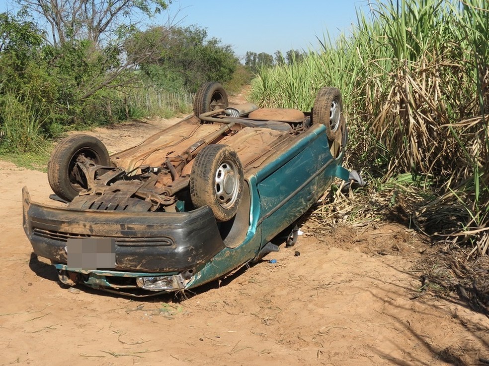 Veículo furtado foi encontrado capotado em Rodovia — Foto: Jorge Zanoni