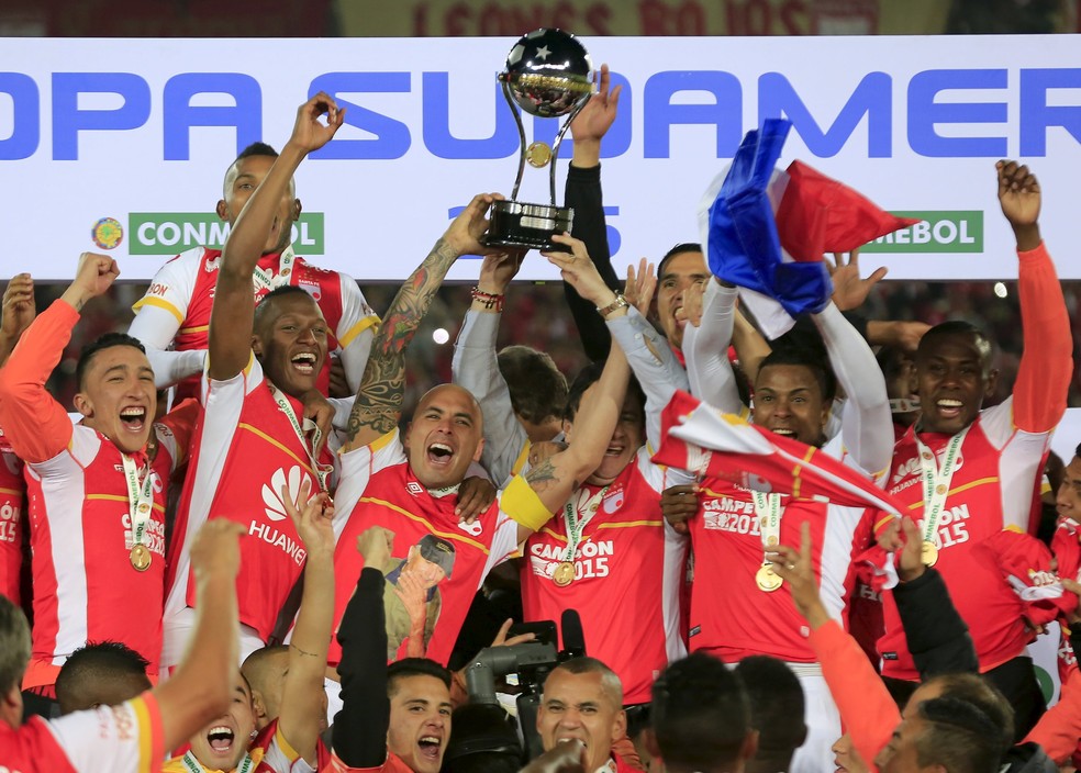 Santa Fé levanta troféu Copa Sul-Americana de 2015  (Foto: REUTERS/Jose Miguel Gomez)