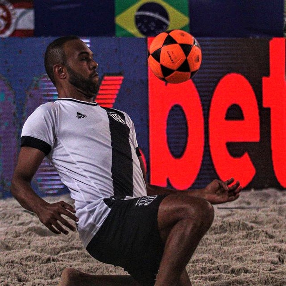Aposentou? Aos 42, Alecsandro troca gramados pelas quadras de areia em nova fase da carreira
