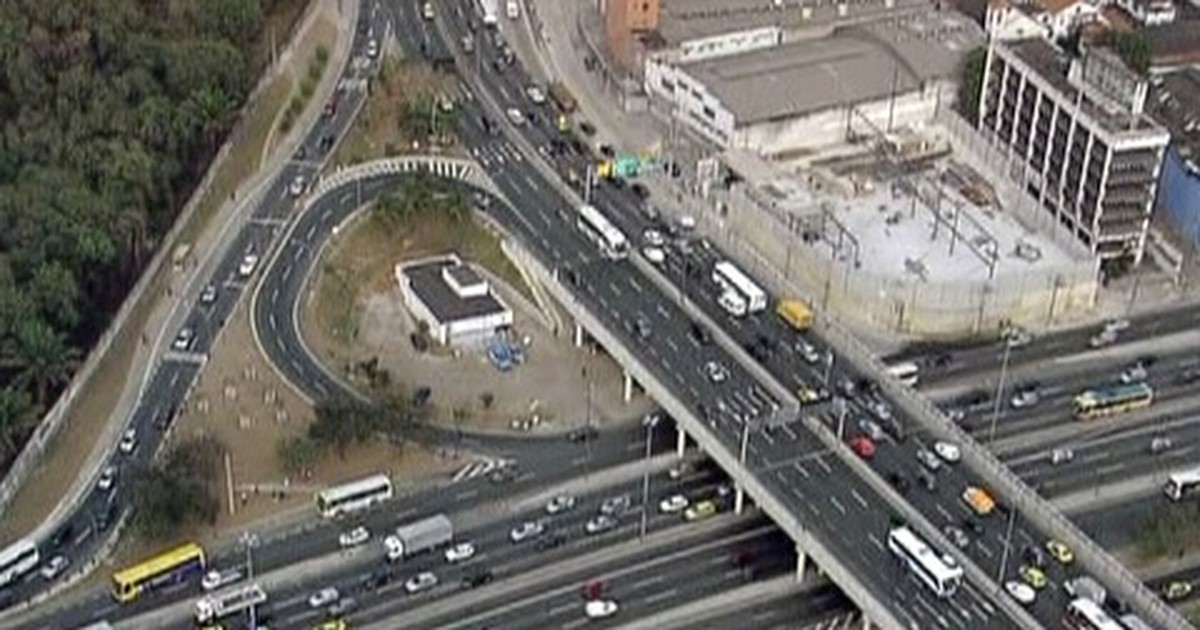 G1 - Motoristas enfrentam engarrafamento na Linha Vermelha - notícias ...