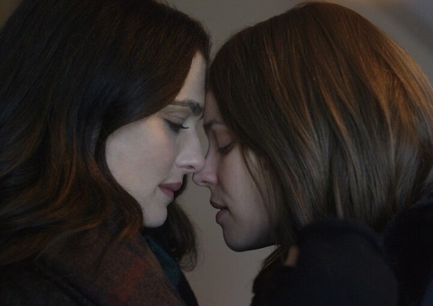 Rachel Weizs e Rachel McAdams vivem um tórrido romance no filme Desobediência (Foto: Reprodução)