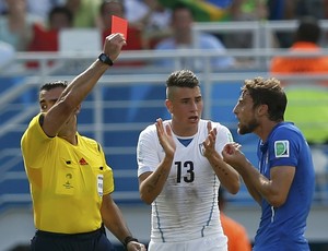 Itália x Uruguai Marchisio expulso (Foto: Reuters)