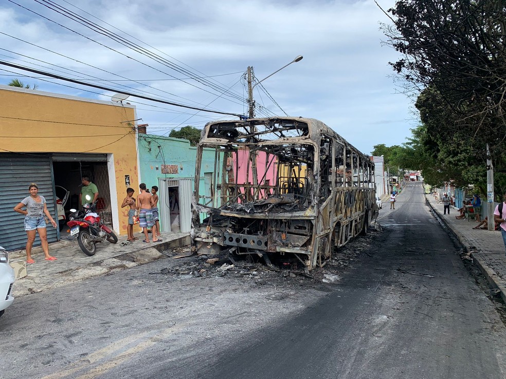 Ônibus queimado em Mãe Luiza, em Natal, RN — Foto: Gustavo Brendo/Inter TV Cabugi